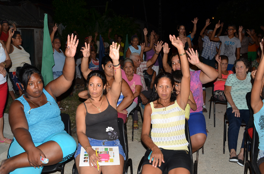 Vecinos del de la  circunscripción 81, zona 178 del Consejo Popular número tres celebranm su reunión de nominación // Foto Marlene Herrera