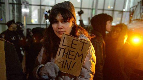 Una mujer protesta en Nueva York contra el veto a los musulmanes de Trump. Foto: Stephanie Keith/ AFP.