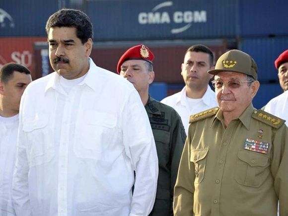 El General de Ejército Raúl Castro Ruz recibió este viernes, junto al Presidente Nicolás Maduro Moros y en nombre del pueblo cubano, un donativo de la hermana República de Venezuela para ayudar a damnificados tras el paso del huracán Irma por nuestro país.