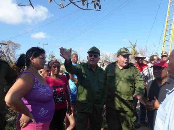 Joaquín Quintas Solá, viceministro de las Fuerzas Armadas Revolucionarias (FAR), en intercambio con damnificados de la provincia.