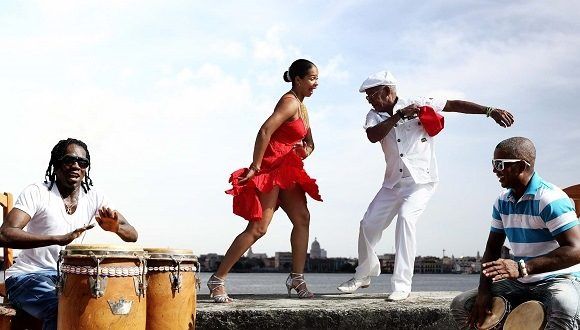 Artistas cubanos dedican rumba gigante a Fidel Castro