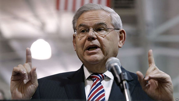 El senador demócrata por New Jersey dice que es inocente de los cargos de soborno por los que es llevado a juicio.Foto: AP.