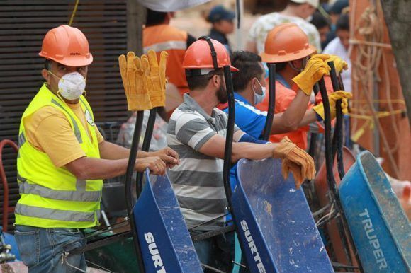 Rescatistas en espera. Foto: EFE