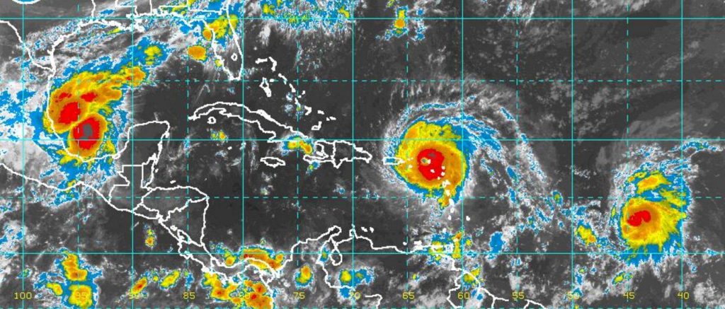 Irma es un huracán muy poderoso con vientos sostenidos sobre los 300 km/h. Sobre el Golfo de México se encuentra la tormenta tropical Katia y sobre el océano Atlántico avanza la tormenta José. Imagen: NOAA/ Vía INSMET Cuba.