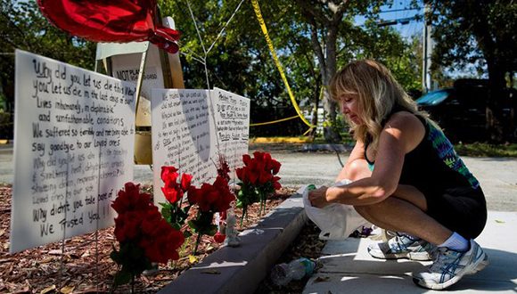 Janice Connelly de Hollywood creó un memorial de globos, flores, velas y signos para los ocho fallecidos en el asilo de Miami. Foto: Scott McIntyre / The New York Times