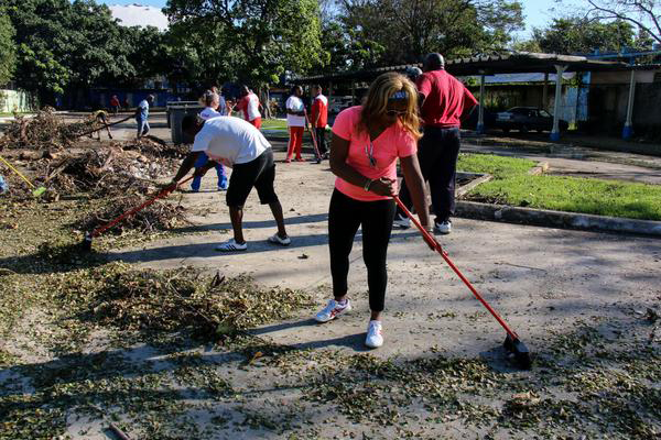 Glorias deportivas y trabajadores del Instituto Nacional de Deportes, Educación Física y Recreación (INDER), realizan trabajo voluntario en áreas de la Ciudad Deportiva tras paso del Huracán Irma, en La Habana, Cuba, el 15 de septiembre de 2017. ACN FOTO/ Calixto N. LLANES/ Periódico JIT/ rrcc