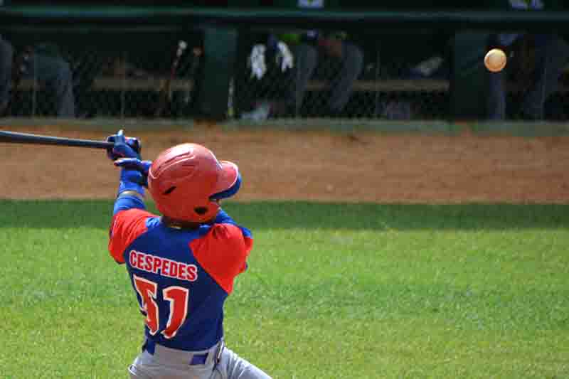 Yoelkis Céspedes Maceo, jardinero del equipo Granma, Campeón Nacional de Beisbol de Cuba, en el estadio Cinco de Septiembre, de la ciudad de Cienfuegos, Cuba, el 24 de agosto de 2017. FOTO/Modesto GUTIÉRREZ CABO/oca