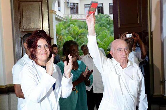 Machado Ventura en reconocimiento a El Instituto de Ciencias Básicas y Preclínicas (ICBP) Victoria de Girón. Foto: PL.