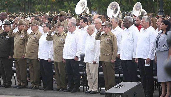 El General de Ejército Raúl Castro preside el acto político y ceremonia militar de inhumación de los restos de Carlos Manuel de Céspedes, el Padre de la Patria y Mariana Grajales, Madre de todos los cubanos, ubicadas en el área patrimonial del cementerio Santa Ifigenia. Foto: Miguel Rubiera / ACN