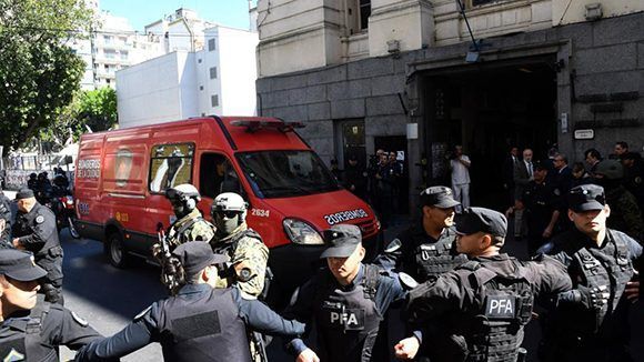 El cuerpo hallado en el río con la identificación de Maldonado llega a Buenos Aires para la autopsia. Foto: Télam.