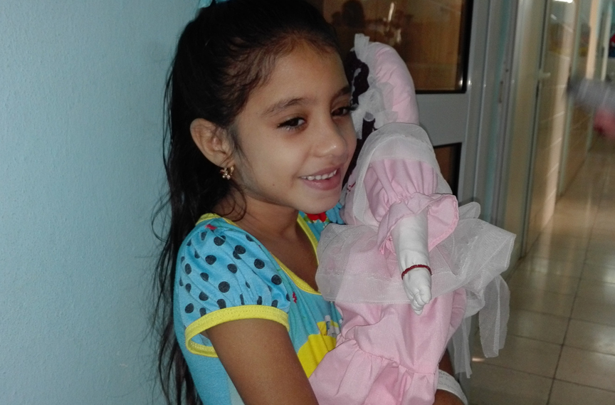 Dachel Cintra Tamayo, padece de una sicklemia, está feliz con su muñeca // Foto Marlene Herrera