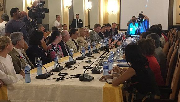 Representantes de los Consejos de las ciudades estadounidenses de Tampa y San Petersburgo visitan La Habana. Foto: @hatzelvela