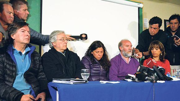 Familiares de Santiago Maldonados yabogaodos en conferencia de prensa la Universidad de La Patagonia, en la ciudad de Esquel. Foto: DyN.