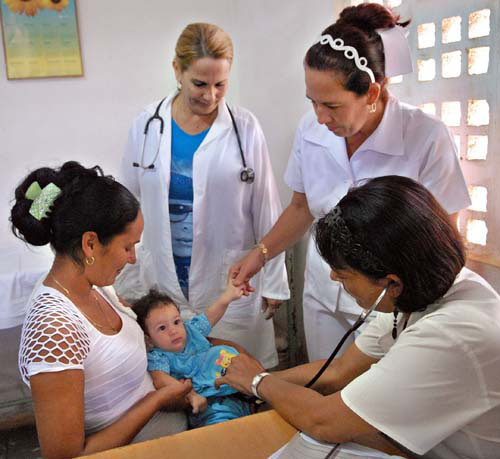 Salud Pública en Melena del Sur, Provincia de Mayabeque. Cosultorio No 2 y 5 del Médicode la Familia. La Dra America Ramírez,osculta a Banesa,cargada por su mamá Yanet Díaz,la enfermera Ana María Díaz y la Dra Ana Belkis Suárez,ambas de pie.
(foto Jorge Luis Gonzàlez) 13-12-2011 Melena01N9.
Sapu3734