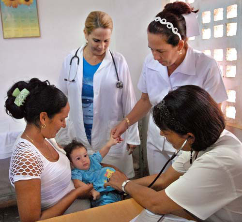 Salud Pública en Melena  del Sur, Provincia de Mayabeque. Cosultorio No 2 y 5 del Médicode la Familia.  La Dra America Ramírez,osculta a Banesa,cargada por su mamá Yanet Díaz,la enfermera Ana María Díaz y la Dra Ana Belkis Suárez,ambas de pie.
(foto Jorge Luis Gonzàlez) 13-12-2011 Melena01N9.
Sapu3734