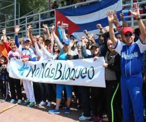 Miembros de la Asociación de cubanos residentes en México y amigos de la solidaridad, mostraron su rechazo al bloqueo. Foto: PL.