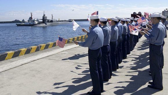 Militares surcoreanos reciben al submarino nuclear estadounidense con banderitas de ambos países. Foto: US Navy.