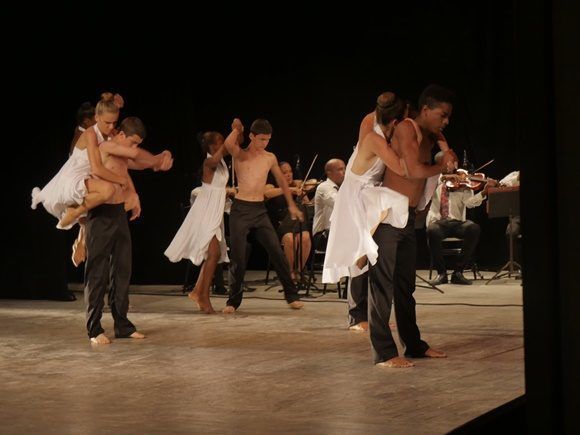 Acompañados por la Orquesta de Cámara Rubén Urribarres, los estudiantes de las enseñanzas artísticas bailaron un tango argentino (Foto: Anniel Villa)