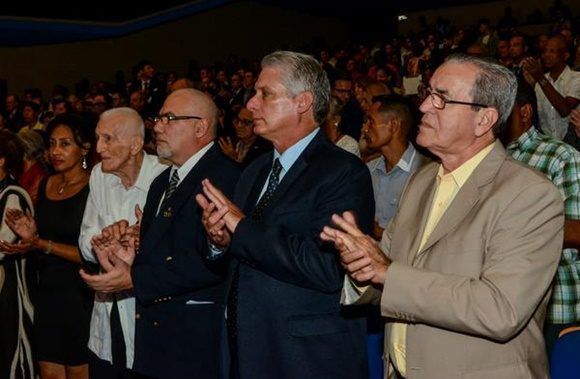 Miguel Díaz-Canel Bermúdez (CD), , Antonio Becali (CI),, José Ramón Fernández (I), asesor del Presidente de los Consejos de Estado y de Ministros y presidente del Comité Olímpico Cubano, y José Ramón Saborido (D), ministro de Educación Superior ,durante la Gala de apertura de la VII Convención Internacional de Actividad Física y Deportes AFIDE 2017