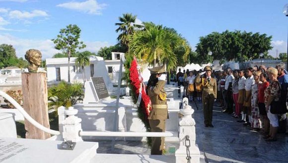 La obra en bronce es de la autoría del escultor santiaguero Alberto Lescay Merencio y fue colocada en la tumba de Mariana el pasado 12 de julio de 2015. Foto: Miguel A. Gaínza Chacón