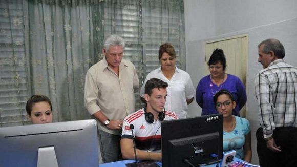 Díaz-Canel exhortó a mejorar el programa de formación, e instó a fomentar el debate para el desarrollo del pensamiento y la reflexión. Foto: Julio Martínez Molina/ Granma.