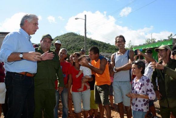 Miguel Díaz-Canel (I), conversa con damnificados de la comunidad de Punta Alegre para conocer de la recuperación por los daños causados por el huracán Irma, en Ciego de Ávila. Foto: Osvaldo GUTIÉRREZ GÓMEZ/ ACN.