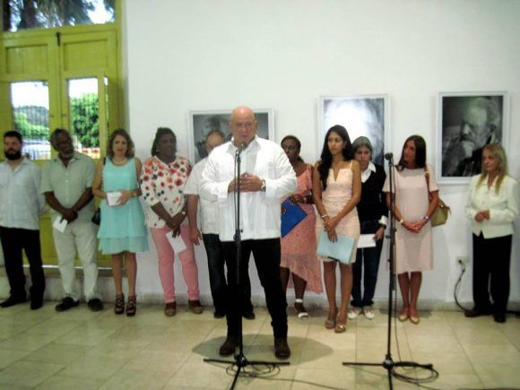 Alex Castro habla en la inauguración de su expo en Santiago. Detrás, las máximas autoridades de Santiago de Cuba, la escritora Teresa Melo y familiares del Comandante en Jefe. Foto: Miguel Ángel Gaínza