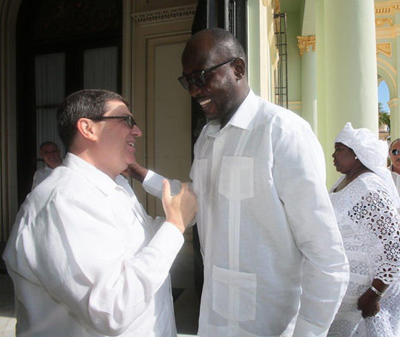 El canciller cubano, Bruno Rodríguez, recibe a su homólogo de Níger, Ibrahim Yacoubou. Foto: @CubaMINREX.