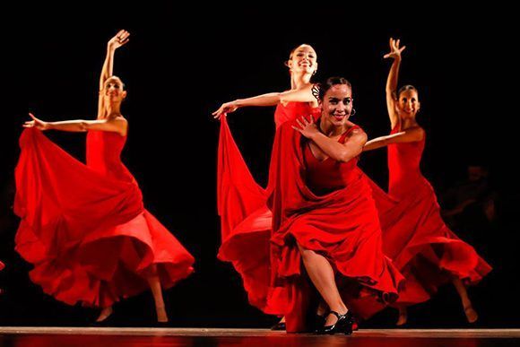 El gobierno de los Estados Unidos negó la entrada al país a los bailarines del Ballet de Lizt Alfonso, solamente por ser cubanos. En la imagen, de izq. a der. las bailarinas de Lizt Alfonso Dance Cuba: Lorena Flores, Tamy González, Sandra Reyes (delante) y Yilian Cuesta. Foto: @LiztAlfonsoDanceCuba/ Facebook.