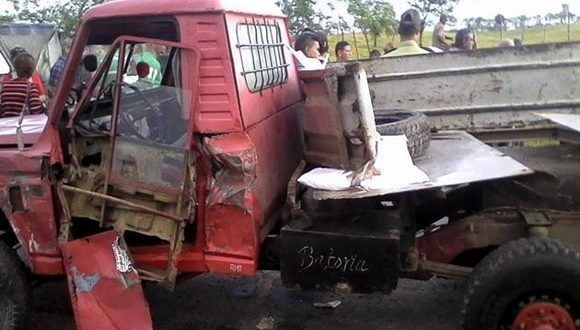 Tres fallecidos y dos lesionados es el saldo de un accidente de tránsito ocurrido este viernes 3 de noviembre, minutos antes de las seis de la mañana, en la Carretera Central, cerca del asentamiento Las Marías, en el municipio de Placetas. Foto: CMHW.