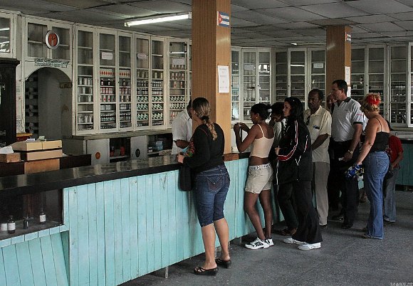 El Minsap y BioCubaFarma laboran para dar respuesta al sistema de Salud y lograr la disponibilidad de al menos un medicamento por grupo farmacológico. Foto: Archivo.