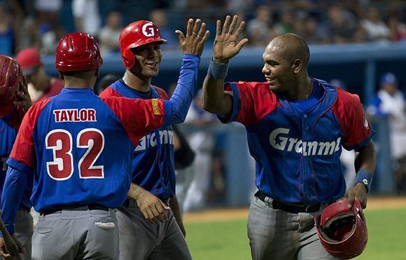 El poder ofensivo de Granma se ha hecho sentir en los bates de Lazaro Cedeño y Guillermo Avilés. Foto: Jennifer Romero/ Cubadebate/ Archivo.