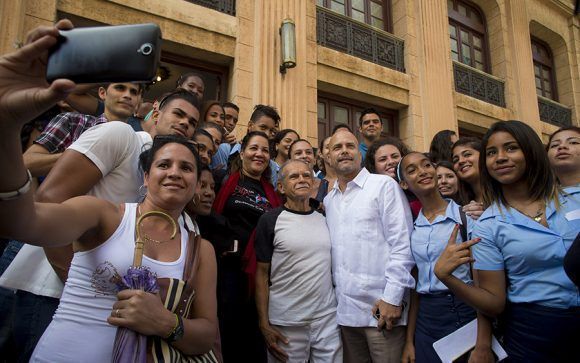 Todos querían tomarse una foto con los héroes. Foto: Ismael Francisco/ Cubadebate.
