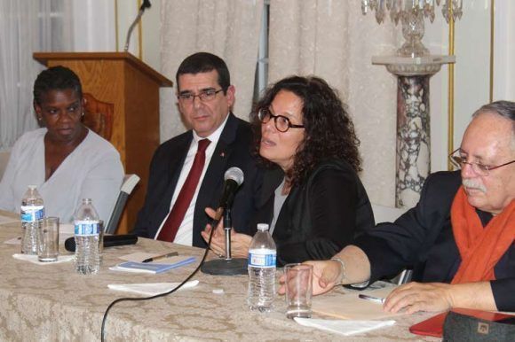 La reconocida investigadora Julia Sweig habla en el panel dedicado a Fidel. A su derecha el abogado José Pertierra y a su izquierda el embajador cubano José Ramón Cabañas y la activista Gail Walker. Foto: Prensa Latina