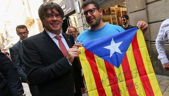 Carles Puigdemont posa junto a un partidario independentista. Foto: Reuters.