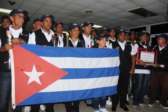 Regresan a Cuba integrantes de la Brigada médica cubana que brindaron ayuda solidaria a los damnificados por el terremoto que dejó un centenar de muertos en Oaxaca, México. Foto: Omara García Mederos/ ACN.