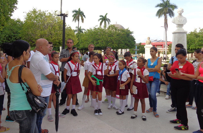 Intewgrantes del Movimiento Juvenil Martiano  recorren el centro de la ciudad // Foto Marlene Herrera