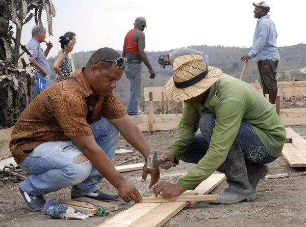 Trabajadores de la construcción junto a damnificados, laboran en la restauración de viviendas afectadas el pasado miércoles por incendio forestal, en la ciudad de Santa Clara, provincia Villa Clara, Cuba, 26 de marzo de 2015  AIN   FOTO/Arelys María ECHEVARRIA RODRIGUEZ/are