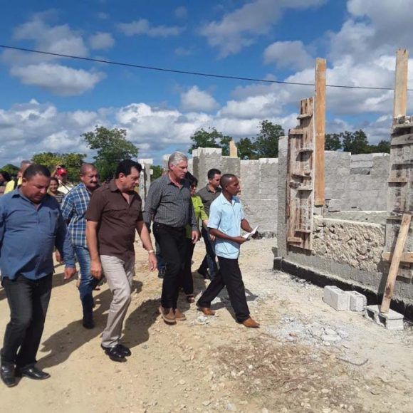 Durante su visita a Los eucaliptos Díaz-Canel dialogó con los pobladores y conoció las especificidades de las construcciones de mampuesto. Foto: Leidys María Labrador Herrera.