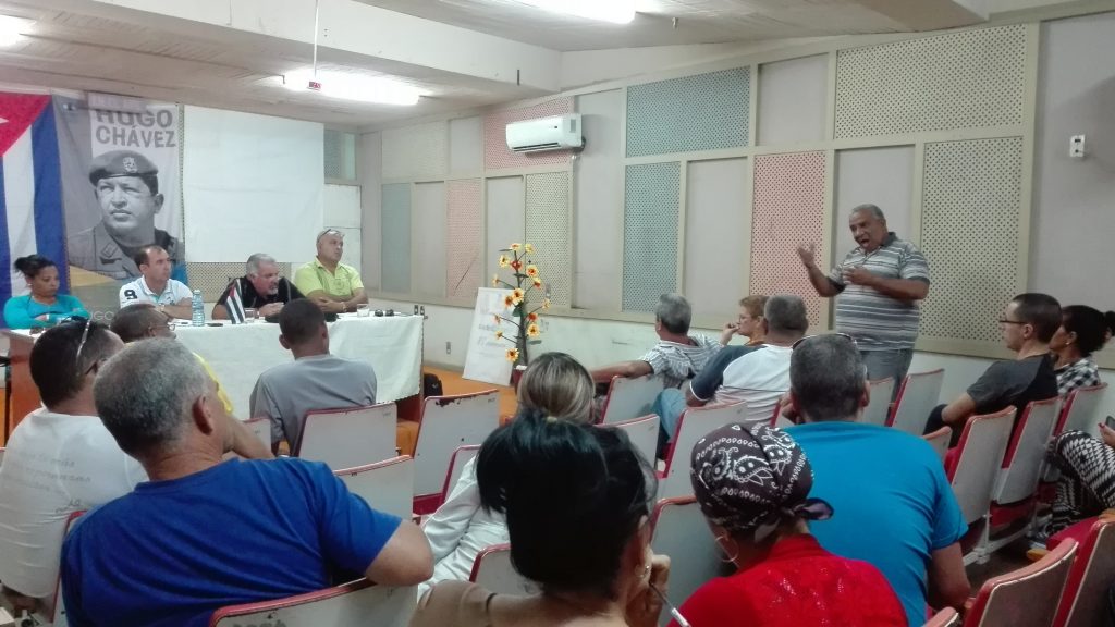 Lo radialistas manzanilleros debatieron obre logros y deficiencias del año por concluir // Foto Marlene Herrea