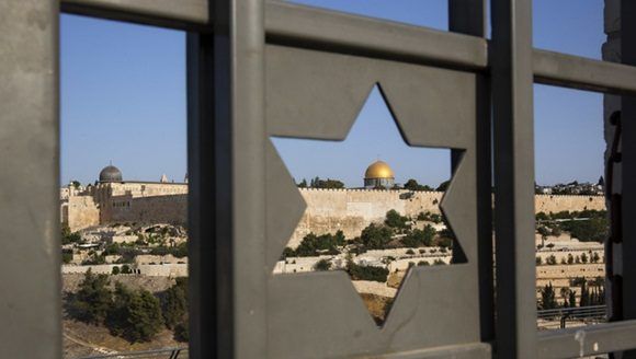 La ciudad vieja de Jerusalén, vista a través de una estrella de David. Foto Ap