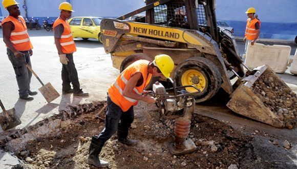 La rehabilitaciones de redes hidraulicas de aguas de la Habana. Foto Roberto Carlos Medina.