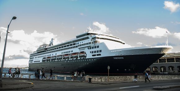 El buque Veendam, de la compañía estadounidense Carnival Corporation, arribó a la Terminal de Cruceros Sierra Maestra de La Habana. Foto: L Eduardo Domínguez/ Cubadebate.