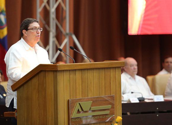 Bruno Rodríguez lee la declaración del XVI Consejo Político del ALBA-TCP en el Palacio de las Convenciones de La Habana. Foto: CubaMinrex/ Twitter