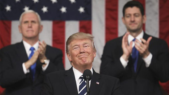 Donald Trump aplaudido por Mike Pence y Paul Ryan. Foto: AFP.