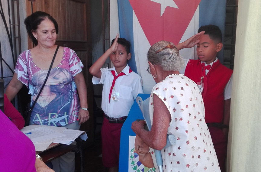 Los manzanilleros en segunda vuelta de elecciones // Foto Marlene Herrera
