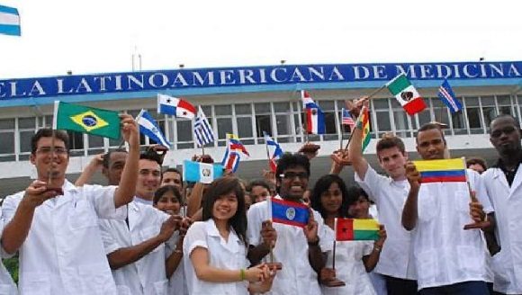 Cuba ha creado nueve facultades de Medicina en África, con profesores y el método cubano; en tanto el programa más exitoso es el de Venezuela, donde se han graduado 22 mil Médicos Integrales Comunitarios. Foto: ACN