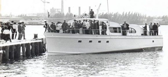 El Comandante en Jefe junto al General de Ejército Raúl Castro y otros expedicionarios llegan a la Bahía de La Habana en el yate Granma. Fuente: Revista CubAhora