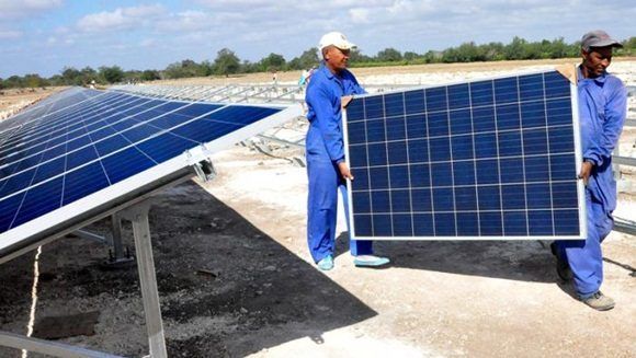 Como parte de la estrategia para aumentar de forma priorizada la generación eléctrica a partir del uso de fuentes renovables, el país cuenta hoy con 34 parques solares fotovoltaicos (FV) sincronizados al sistema electroenergético nacional.
