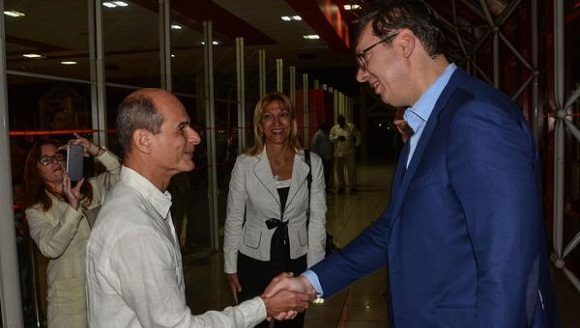 Aleksandar Vucic, presidente de la República de Serbia, es recibido por Rogelio Sierra Díaz, Viceministro cubano de Relaciones Exteriores, a su arribo al Aeropuerto Internacional José Martí. Foto: Marcelino Vázquez Hernández/ ACN.